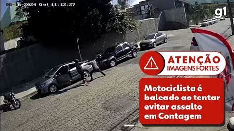 Motociclista tenta impedir assalto reage e é baleado veja vídeo