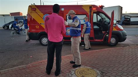 Caminhonete S E Moto Batem Em Cruzamento No Bairro Santa Cruz Cgn