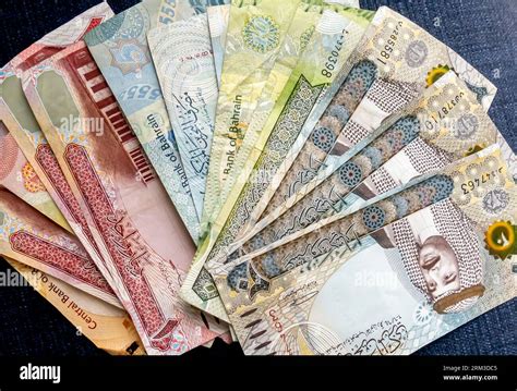 Bahrain Banknotes Bahrain Money Assorted Stock Photo Alamy