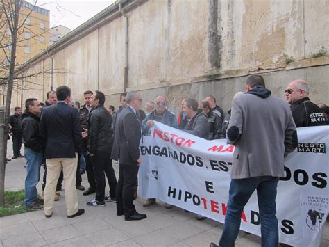 La Plantilla De Ecomasa Se Concentra Frente Al Parlamento