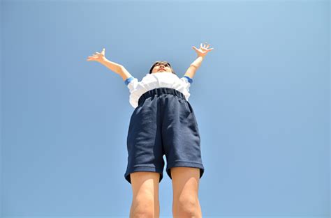 青空で見上げる女の子 1人のストックフォトや画像を多数ご用意 Istock