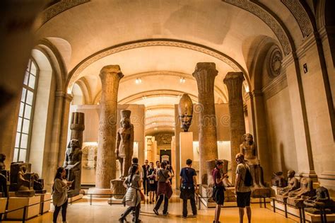 A Pirâmide Do Louvre E O Museu De Paris França Foto de Stock Editorial