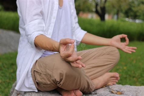 Chiuda Sulle Mani Di Giovane Uomo Degli Yogi Che Fa La Meditazione Di