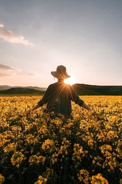 Mujer Pensativa Caminando Entre Flores En El Campo Concepto De