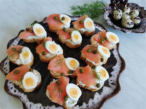 Räucherlachs Crostini mit Dillfrischkäse Kapern und Wachtelei von ars