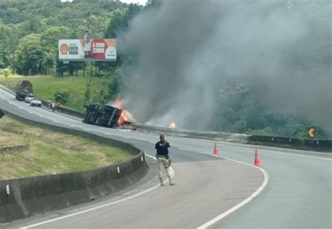 Paraná Caminhão tomba pega fogo e interdita totalmente BR 116