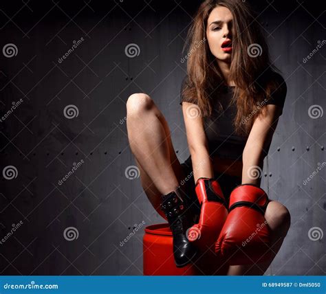 Mujer Atractiva Hermosa Con Los Guantes De Boxeo Rojos En El Concepto A