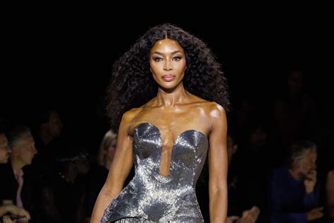 Naomi Campbell On The Catwalk At Sarah Burtons Final Alexander Mcqueen