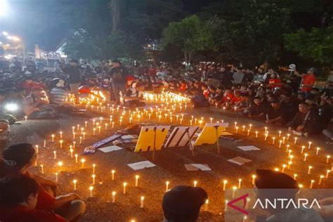 Suporter Madura Aksi Nyalakan Lilin Di Arek Lancor Pamekasan Antara