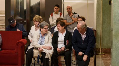 M S De Dos Horas Esperando Para Conseguir Su Entrada Las Largas Colas