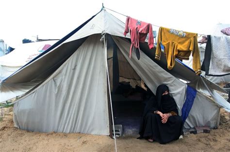 In Photos Palestinian Families Seek Refuge Move From Khan Yunis To