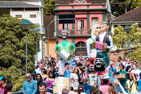 CARNAVAL Santa Leopoldina terá bonecos gigantes e marchinhas veja