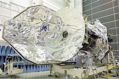 ESA Herschel La Nave Espacial Y El Telescopio