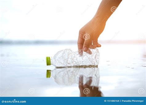 Inquinamento Di Plastica Delle Bottiglie Di Acqua In Oceano Fotografia