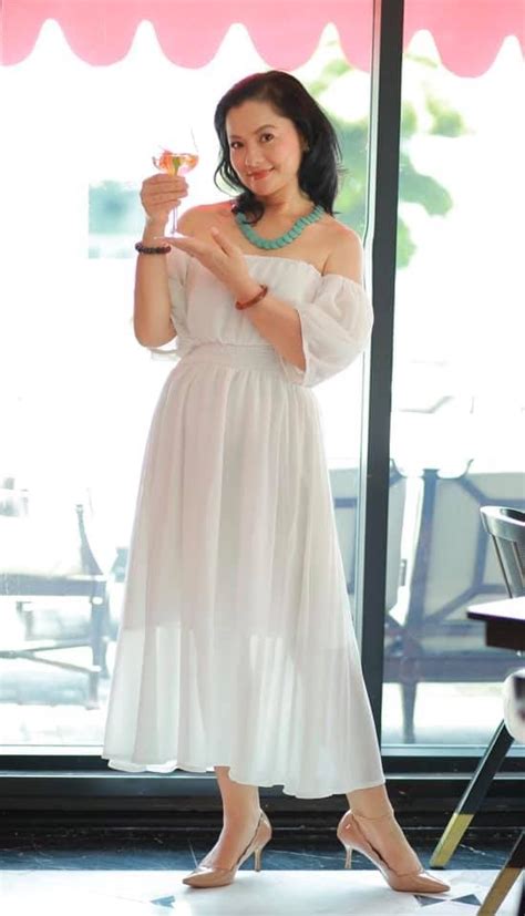 NSND Thu Quế táo bạo khi diện bikini hai mảnh ở độ tuổi U50