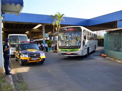 G1 Ônibus é incendiado na periferia de Piracicaba e transporte é