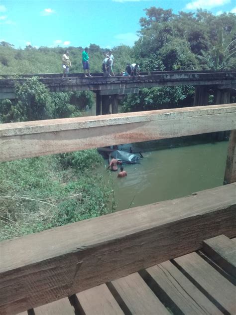 Mecânico dorme ao volante e cai carro dentro de rio em Caroebe Sul