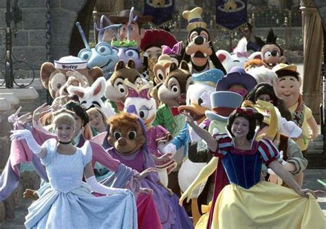 Disneyland Par S Ahuyenta La Amenaza De Huelga Pero Miles De Espa Oles