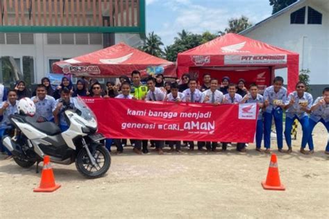 Honda Ajarkan Santri Pondok Pesantren Safety Riding