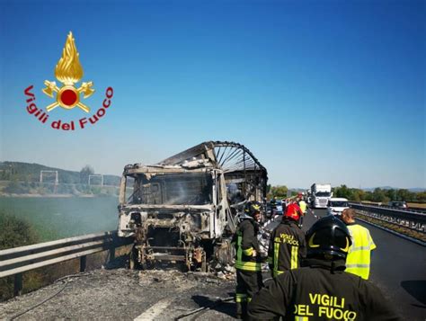 Incendio In Autostrada Camion Distrutto Dalle Fiamme