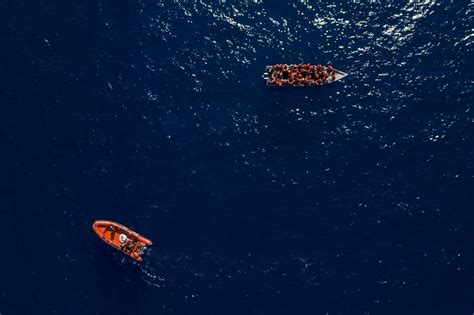 Un Altro Naufragio Al Largo Di Lampedusa Morta Una Donna Nell Hotspot