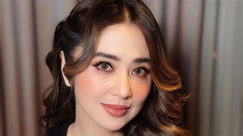 dewi perssik blak blakan  depan lady nayoan  rendy kjaernett soal