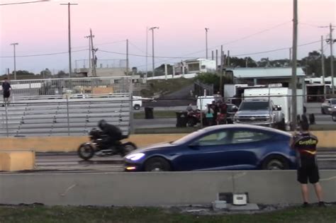 Electric Drag Race Tesla Model S Plaid Vs Harley Davidson Livewire