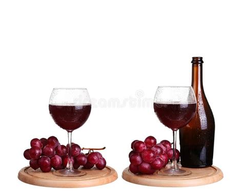 Vidro De Vinho Vinho Tinto Garrafa Do Vinho E Uvas Isoladas Sobre