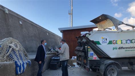 Cetraro Ripulite Dai Rifiuti L Area Del Porto E Del Lungomare Di