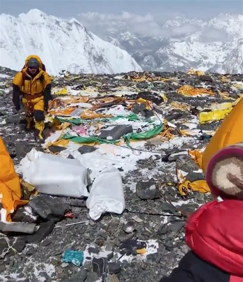 Nepalese Gids Tilt Onderkoelde Klimmer Op Rug Mount Everest Af Nieuws