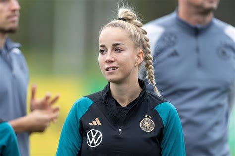 Dfb Star Giulia Gwinn Bittet Nach England Sieg Bei Abreise Um Hilfe