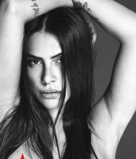 Cleo Pires deixa seios à mostra ao posar de topless para fotógrafo renomado