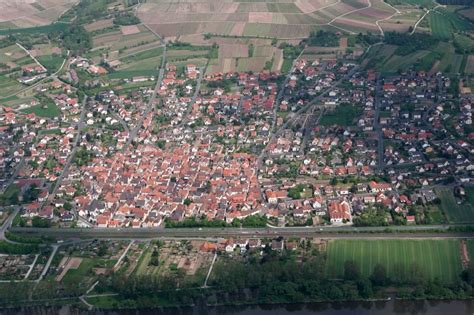 Thüngersheim von oben Stadtansicht am Ufer des Flußverlaufes am Ufer