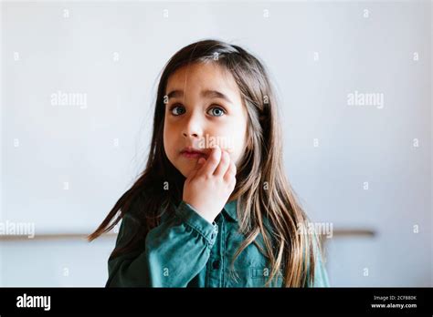 Petite Fille Aux Grands Yeux Bleus Banque De Photographies Et Dimages