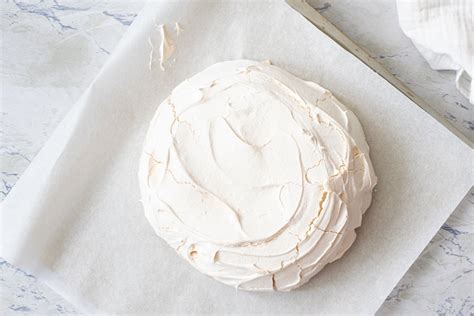 Tarta Pavlova receta clásica casera del pastel crujiente y tradicional