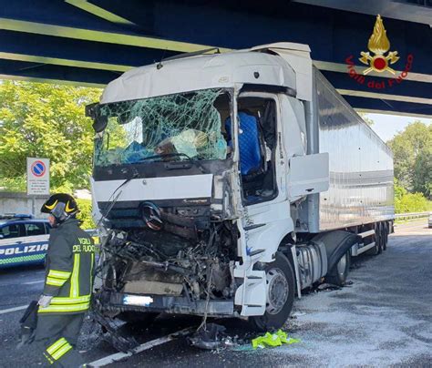 Incidente In A4 Direzione Bergamo Chiuso Il Casello Di Seriate Feriti