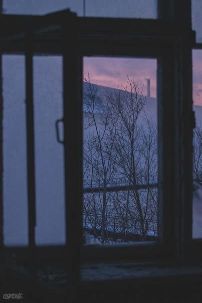 Вид на Мурманск из окна заброшенного дома На краю залива на город ...
