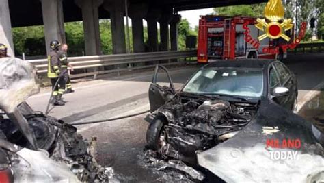 Incidente Stradale A Rho Pantanedo Auto Si Incendiano Dopo Lo Schianto