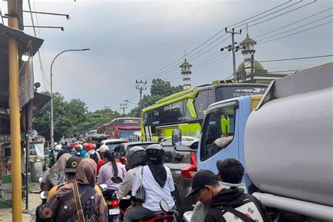 Jalur Alternatif Menuju Wisata Pantai Anyer Carita Padat Antara News