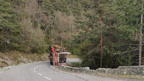 Alpes De Haute Provence Un Camion Perd Son Chargement De Grumes Dans