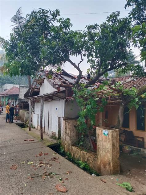 Puluhan Rumah Rusak Terkena Angin Puting Beliung Di Desa Ciheulang