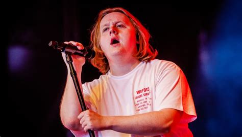 Lewis Capaldi Anuncia Cu Ndo Sale Su Do Lbum Iheartradio