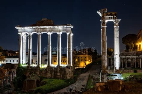 Templos Romanos Antigos Na Noite Imagem De Stock Imagem De Marco