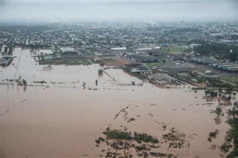 Chuva provoca alagamento no Parque de Exposições Assis Brasil