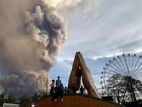 Volcano Erupts Near Manila; Airport Shut, Villagers Flee