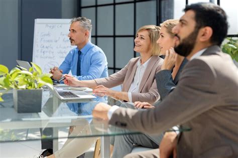 Equipo De Negocios Discutiendo Juntos Los Planes De Negocios En La