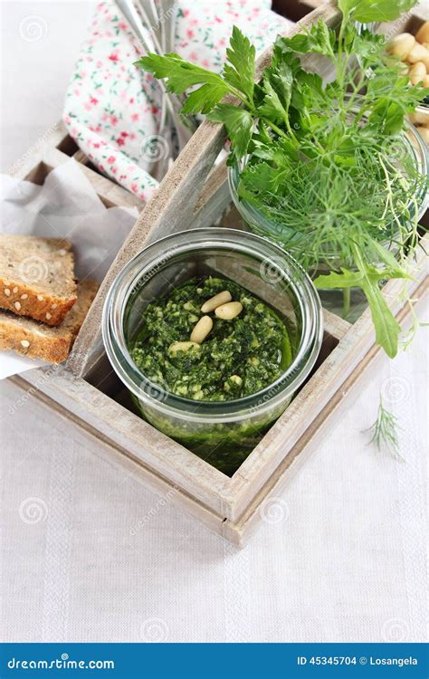 Pesto Verde Caseiro Fresco Das Ervas No Frasco De Vidro Foto De Stock