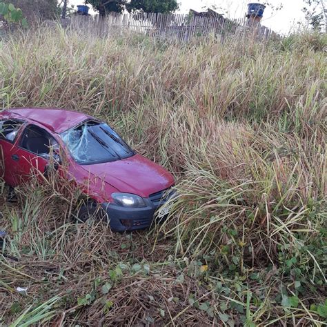 Caminhoneiro embriagado é preso suspeito de bater em carro e fugir sem