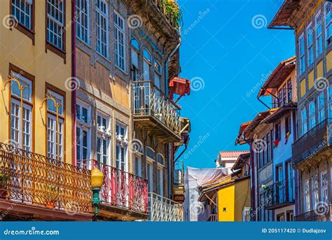 Coloridas Fachadas De Casas En Guimaraes Portugal Foto De Archivo