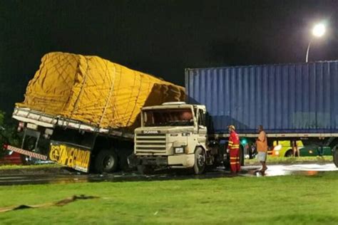 A Gazeta Acidente Entre Carreta E Caminh O Interdita Trecho Da Br